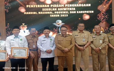 MEWUJUDKAN SEKOLAH BERWAWASAN LINGKUNGAN, MTS TARBIYATUL BANIN RAIH PENGHARGAAN SEKOLAH ADIWIYATA KABUPATEN PATI TAHUN 2025